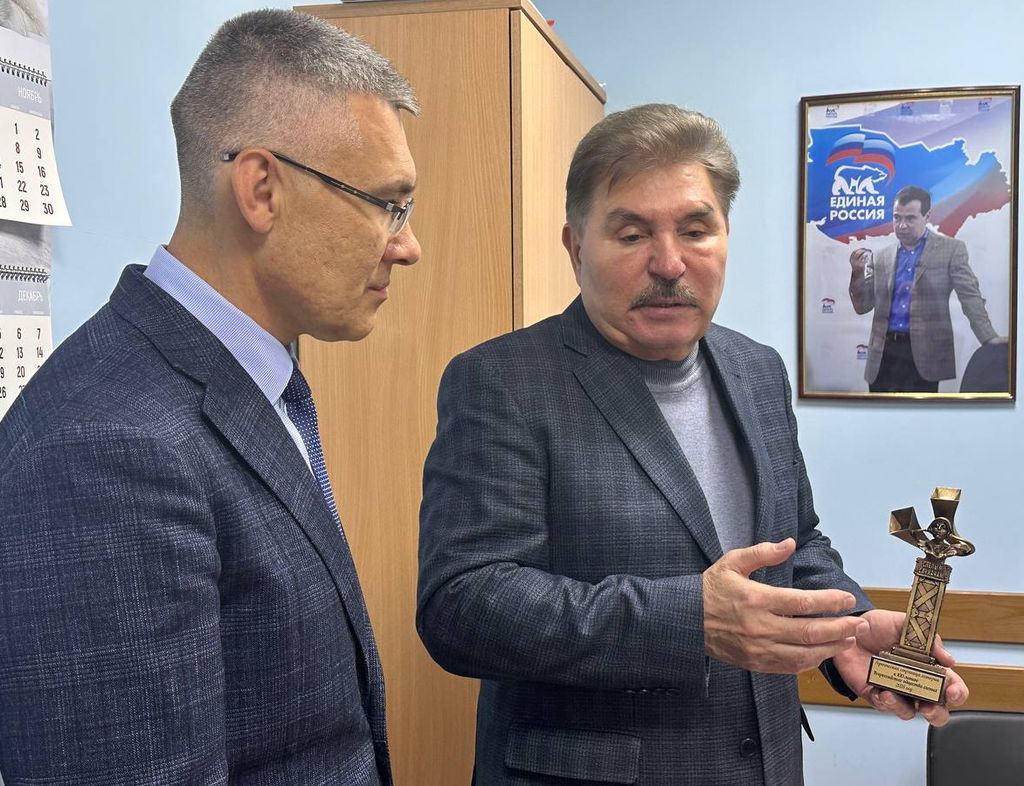 Андреев вручает Деменкову статуэтку