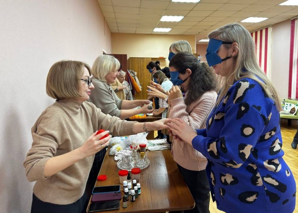 Участники квеста с завязанными глазами пытаются угадать предметы