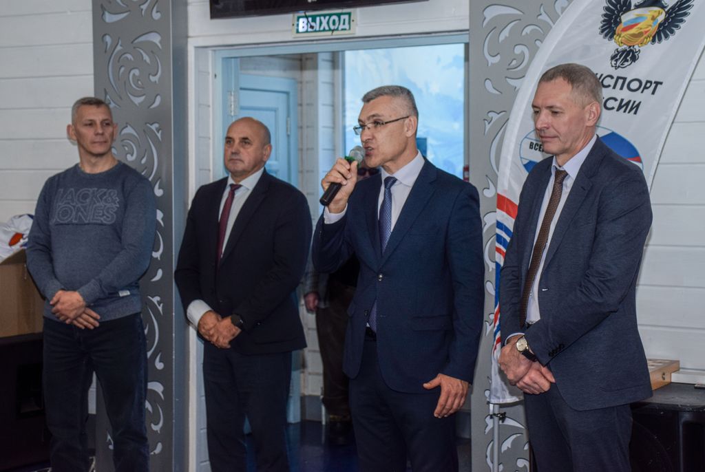 Участников приветствуют организаторы турнира