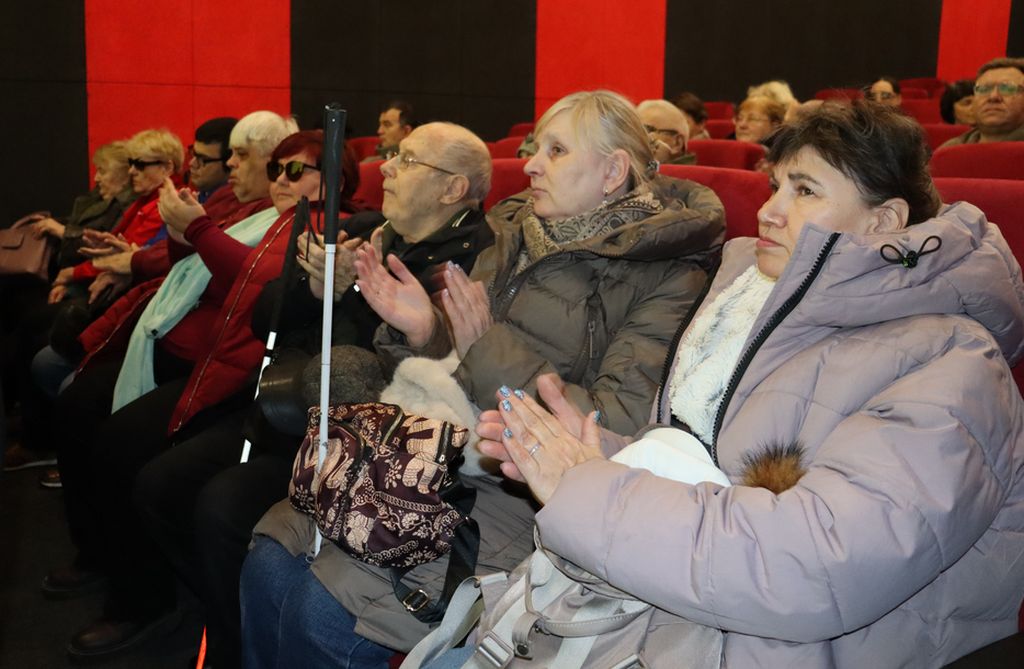 Зрители аплодируют