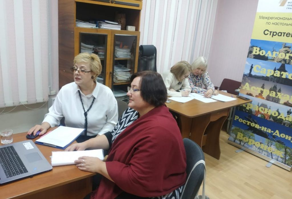 2 женщины за столом