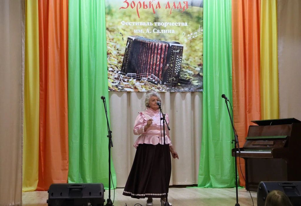 Одна из участниц фестиваля на сцене