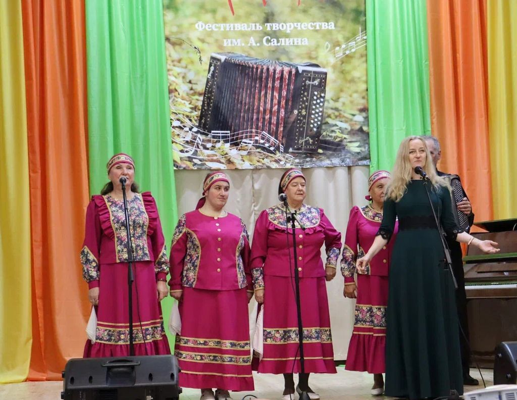 Хор на сцене