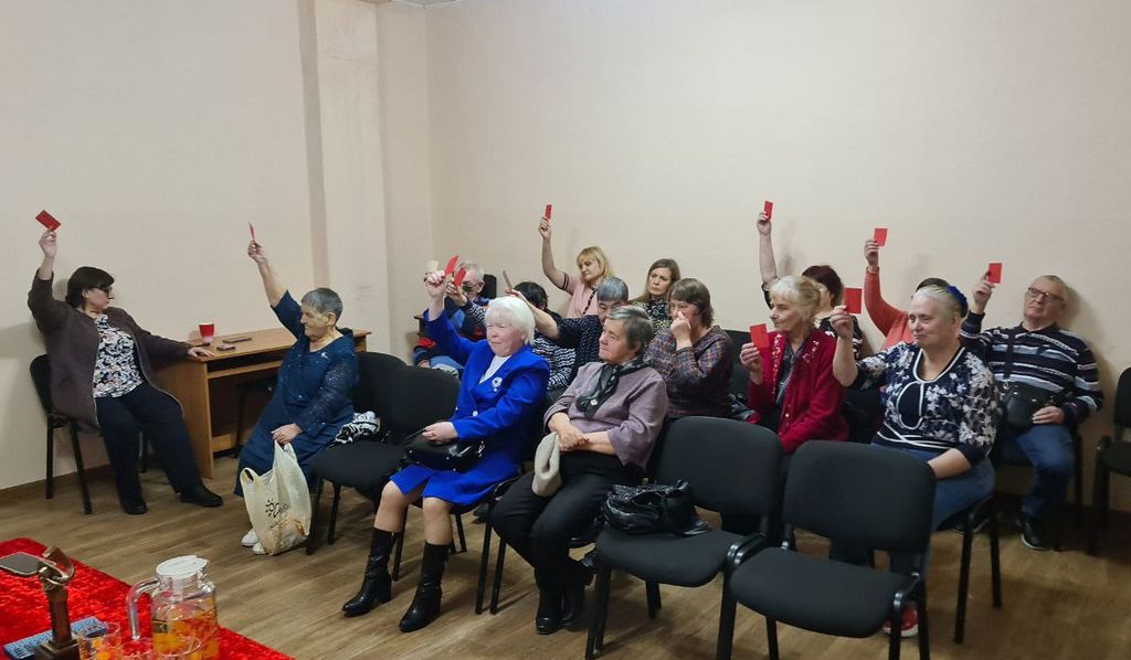 Люди голосуют