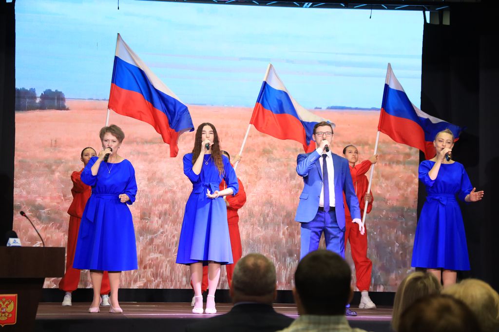 На сцене поют песню