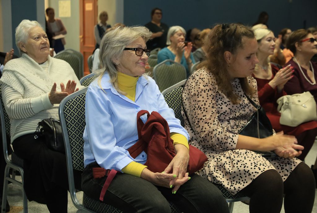 Зрители аплодируют