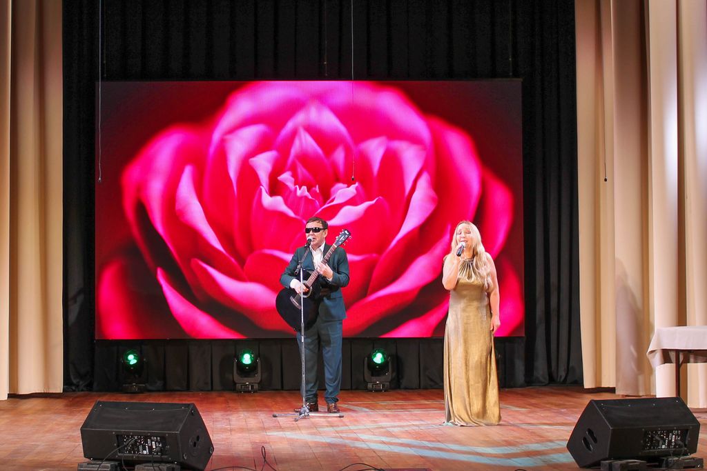 На сцене выступают артисты