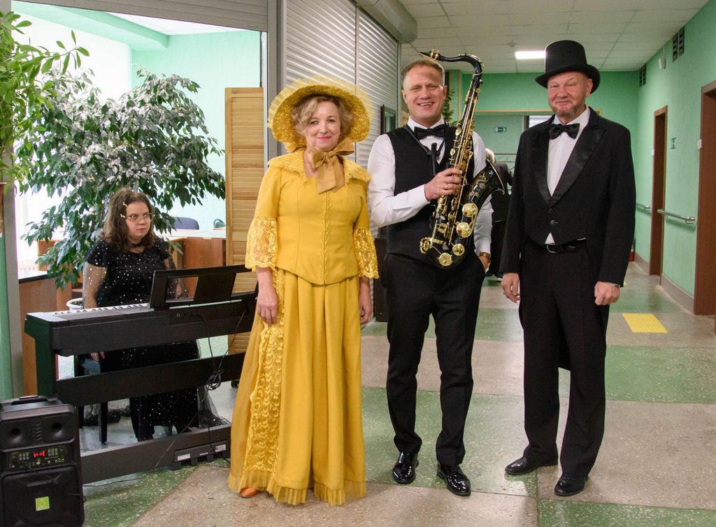 Дама и кавалер в нарядных костюмах