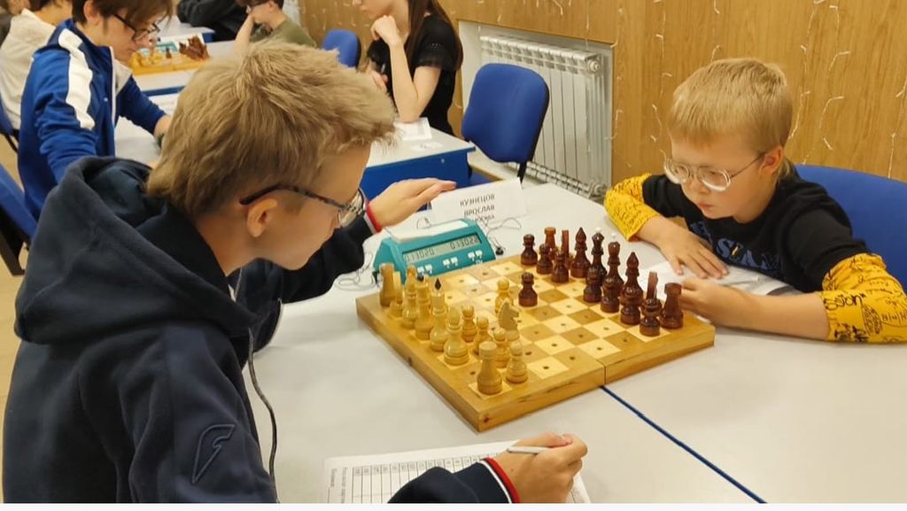 Мальчики играют в шахматы