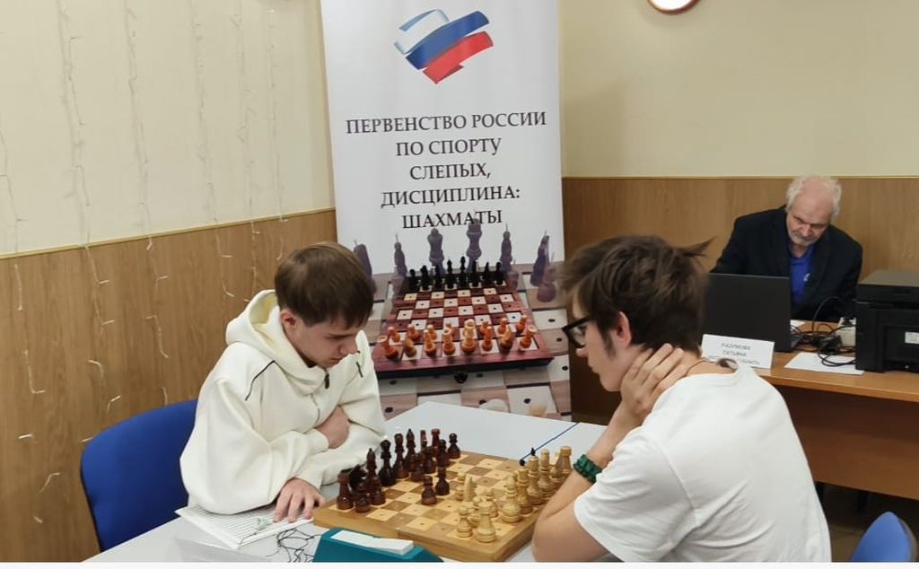 Юноши играют в шахматы