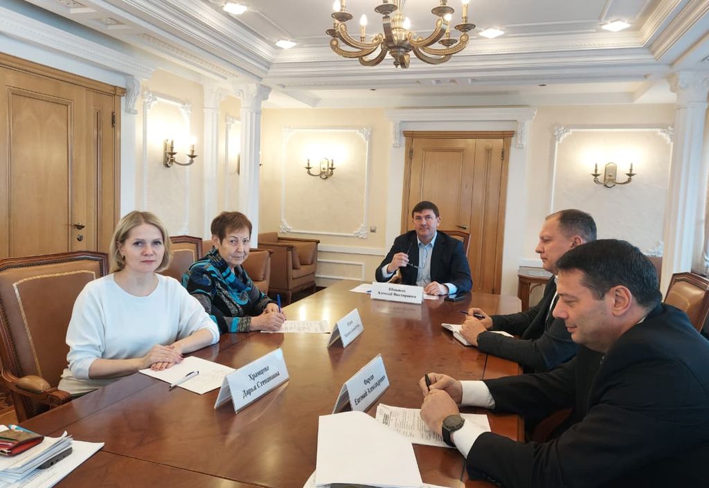 Участники встречи за столом