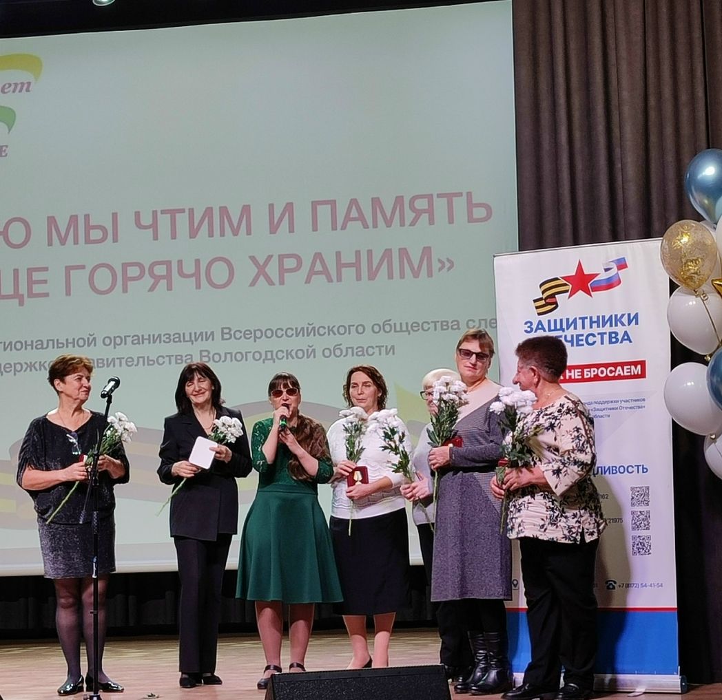 На сцене - награжденные с цветами