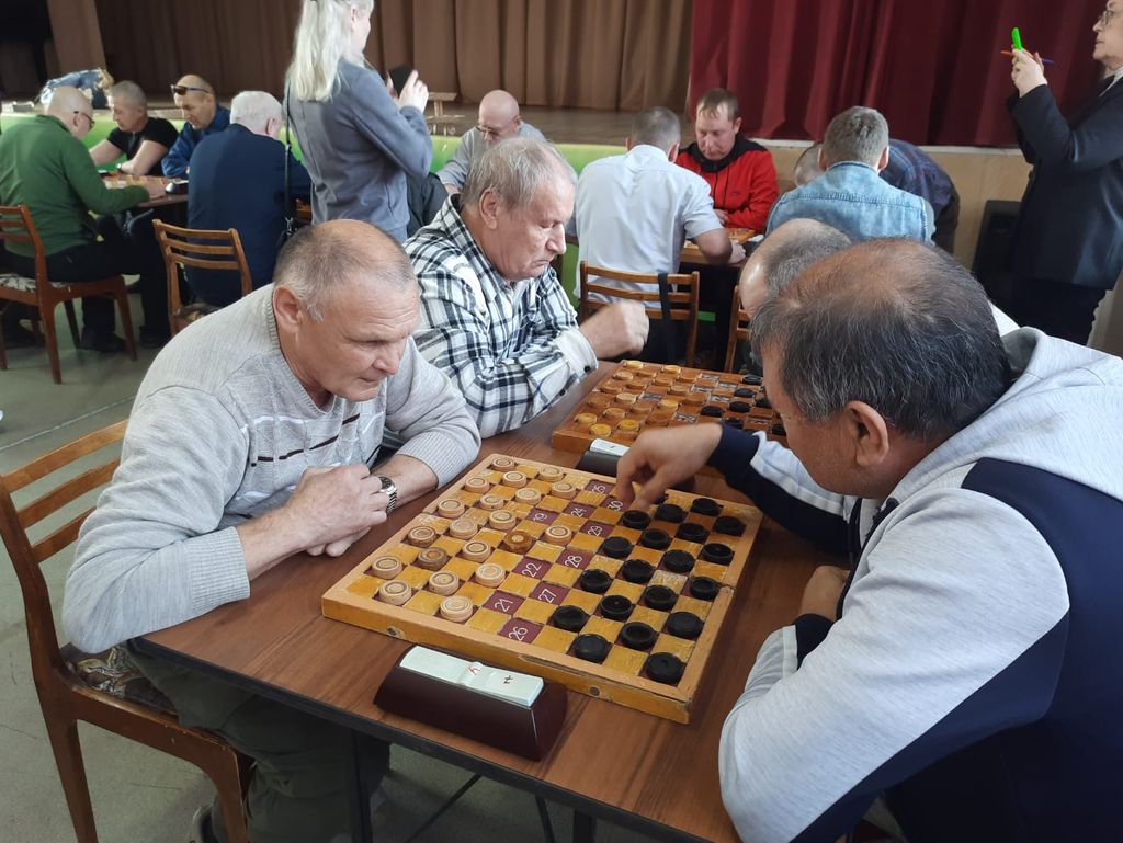 Играют в шашки