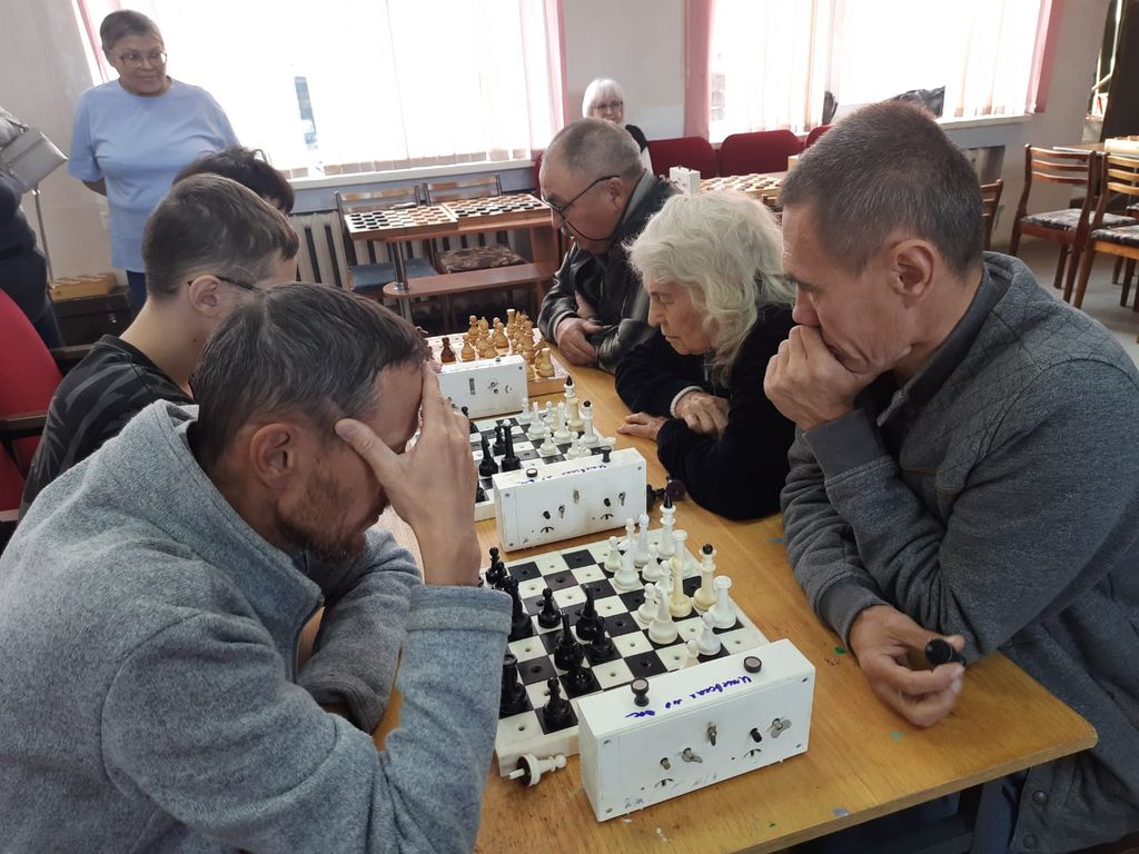 Мужчины и женщины играют в шахматы