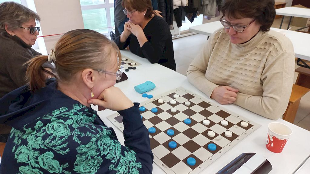 Женщины играют  в шашки
