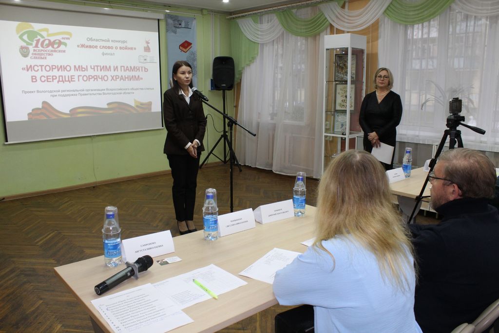 Девушка читает стихи 