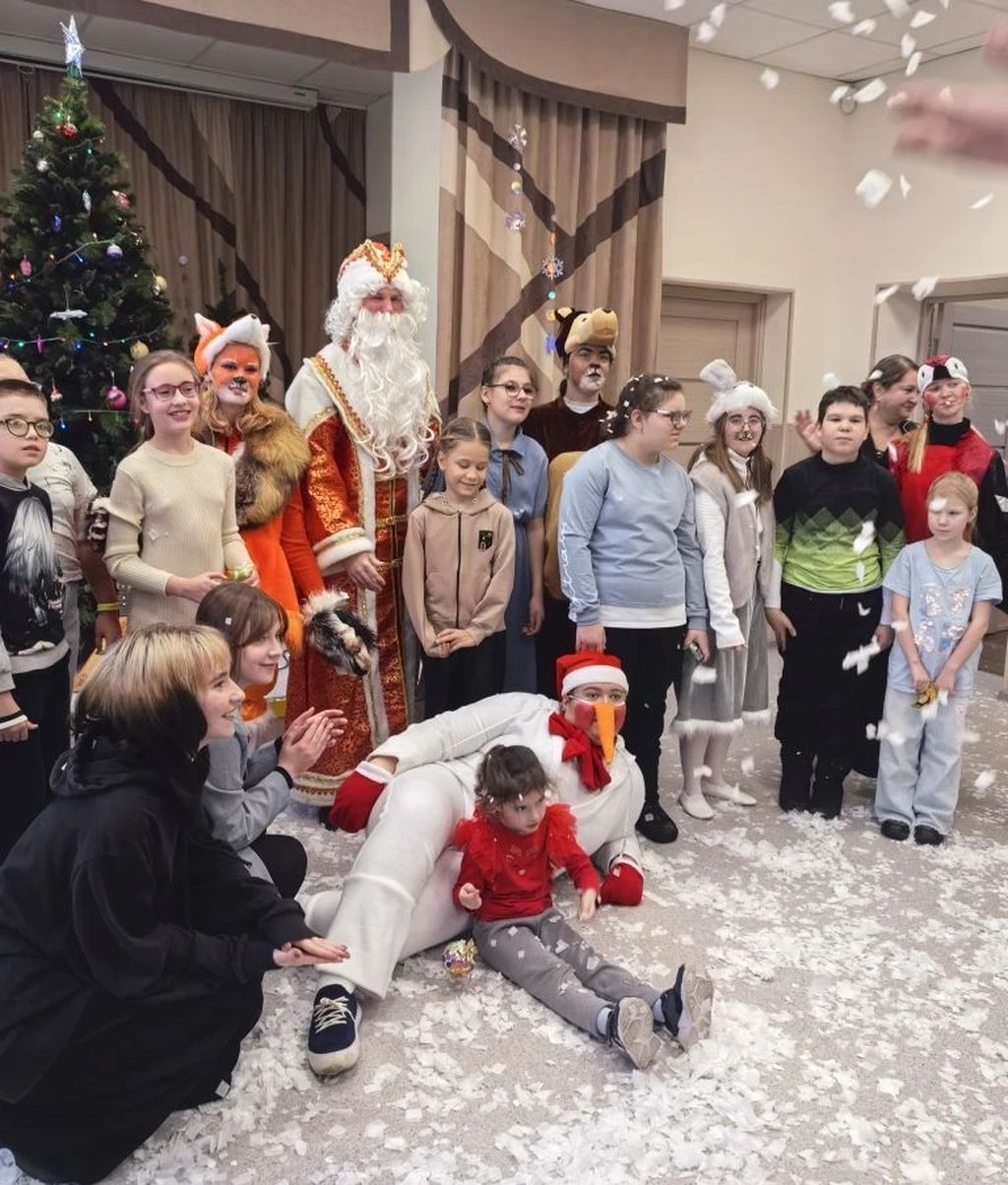 Общее фото - сказочные герои и дети