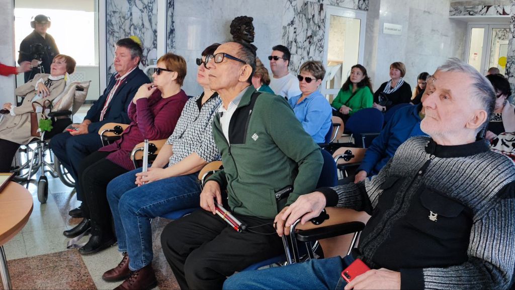 Зрители внимательно смотрят фильм