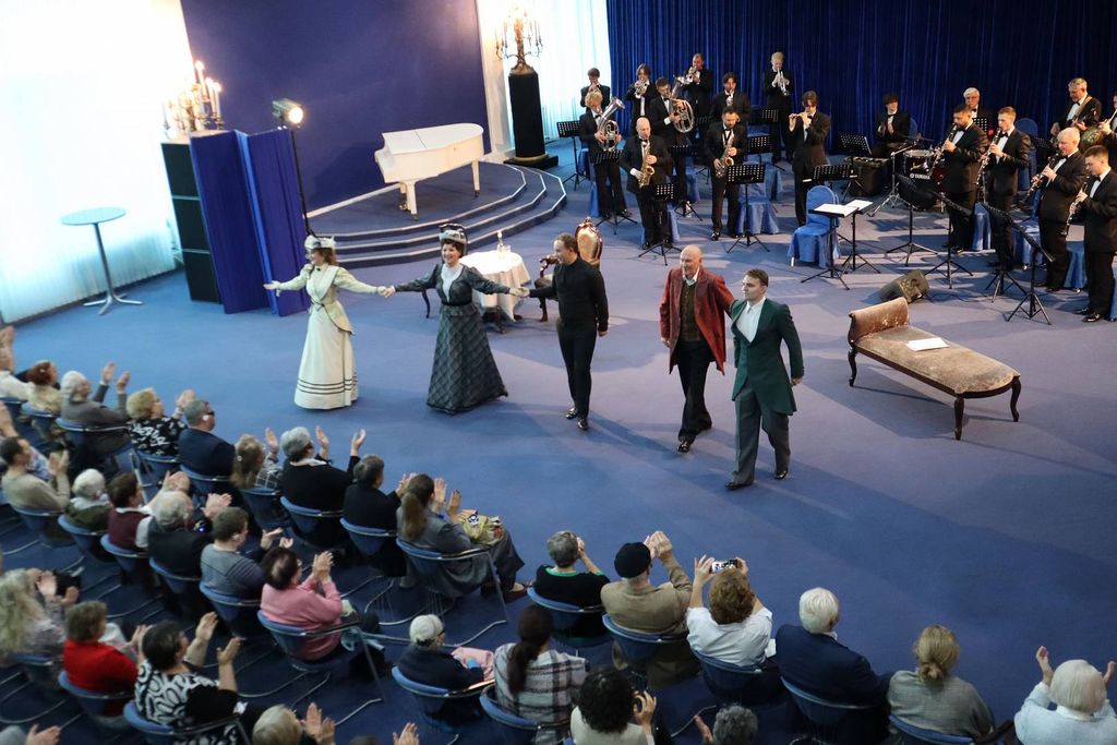 Актёры на сцене