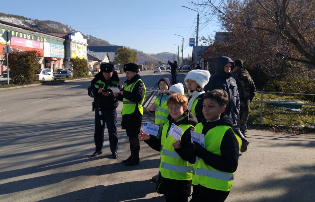 На дороге - автоинспекторы с юными помощниками