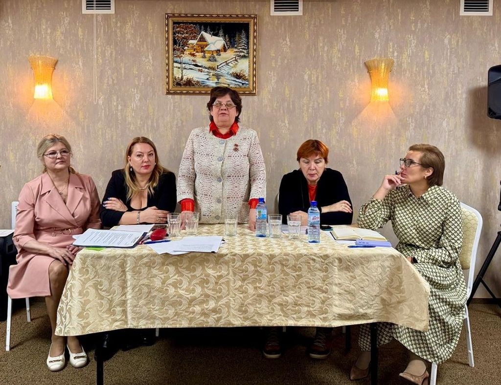 Участники совещания за столом