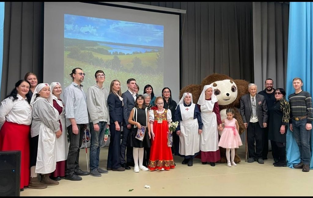 Общее фото на сцене - взрослые и дети