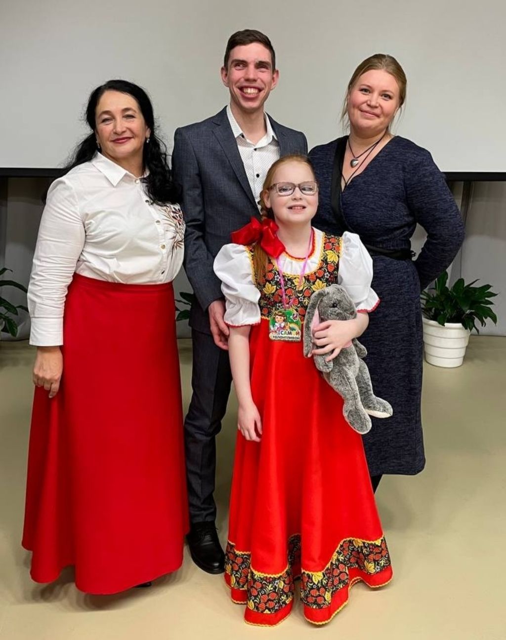 Девочка в сценическом костюме со взрослыми