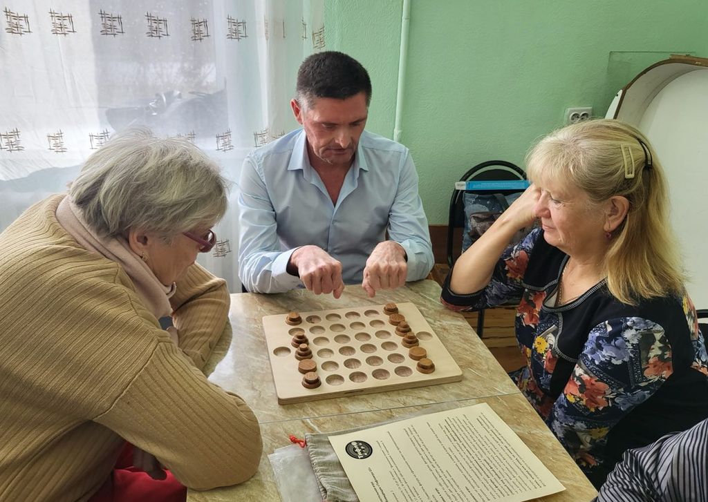 Участники играют за столом