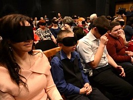 Члены Оренбургской РО ВОС посетили невидимый спектакль