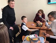 В Алтайской региональной организации ВОС состоялась торжественная церемония вручения подарочного ноутбука юному инвалиду по зрению