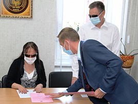 В Калининградской региональной организации ВОС состоялось вручение двух первых сертификатов на приобретение специальных смартфонов слепым людям