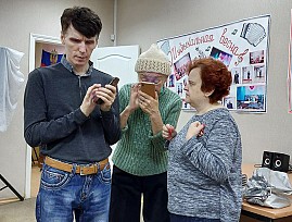 Активисты Саратовской региональной организации ВОС проходят обучение пользованию сенсорными мобильными устройствами в рамках кружка «Универсальный мобильный помощник»