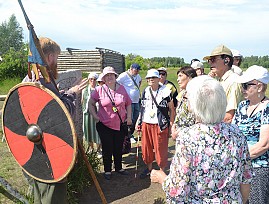 Специалисты Челябинской региональной организации ВОС организовали экскурсию в исторический парк «Гардарика» для слепоглухих членов ВОС
