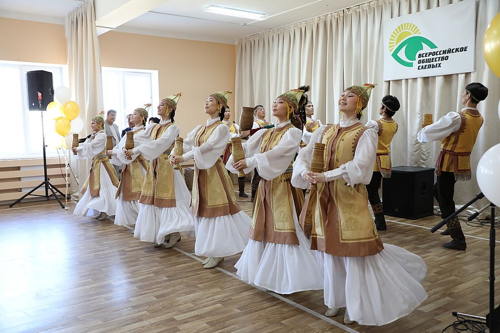 Самодеятельный коллектив Якутской РО ВОС в национальных костюмах
