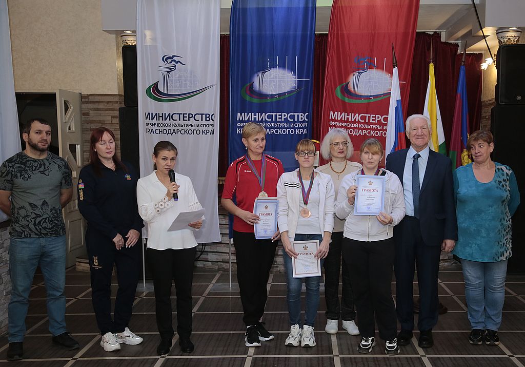 Победители и призёры среди женщин стоят вместе с Ю. С. Третьяком