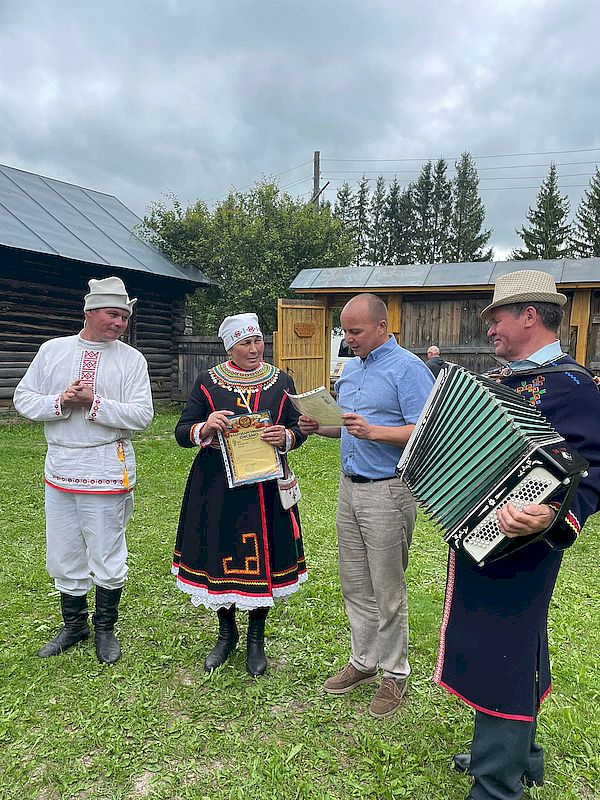 Фольклорный ансамбля «Ачак Ен». Музыканты одеты в национальные костюмы. 