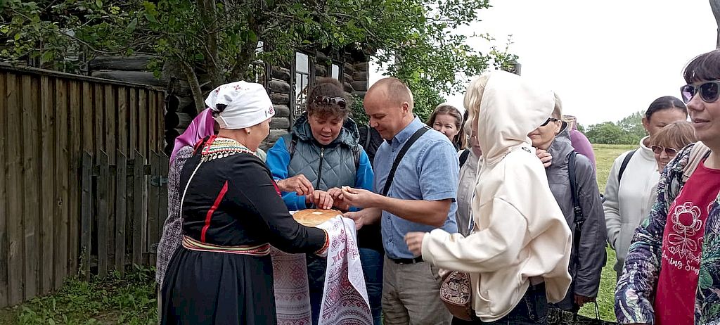 Участников форума встречают с хлебом и солью