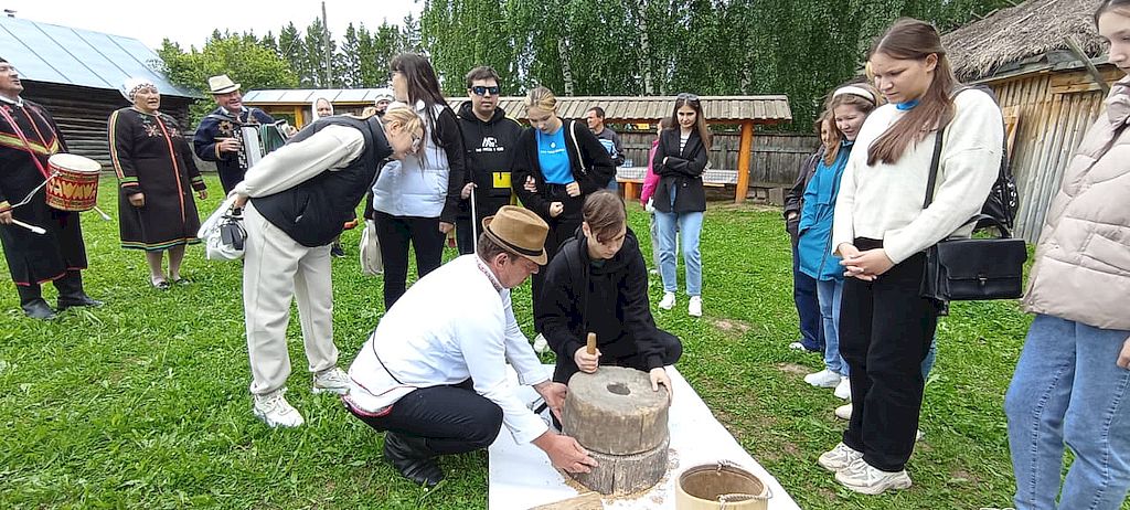Участники форума пробуют размолоть зерно ручными мельницами