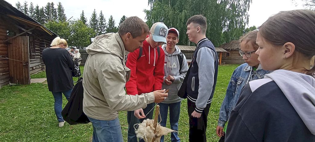 Участники форума участвуют в мастер-классе «Как рубашка в поле выросла» 