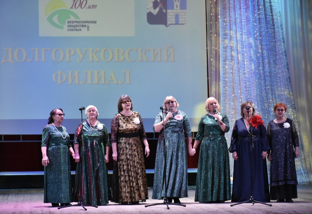 участники мероприятия на сцене