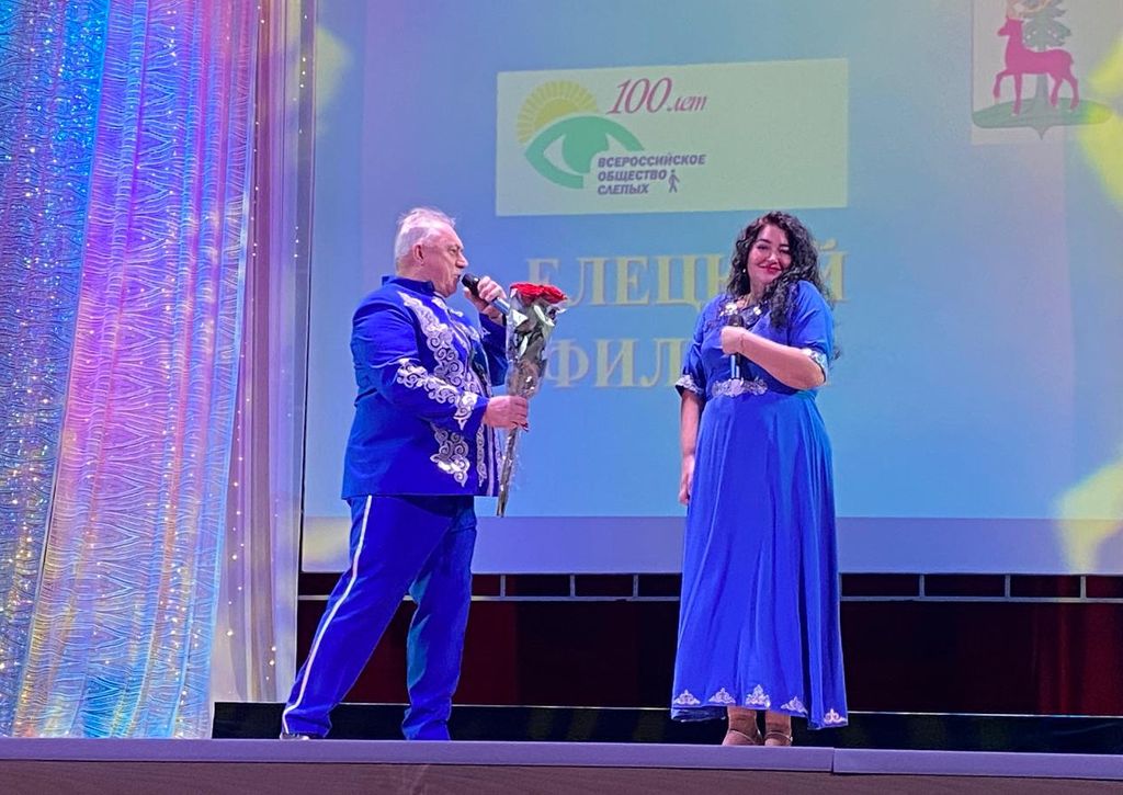 участники фестиваля на сцене