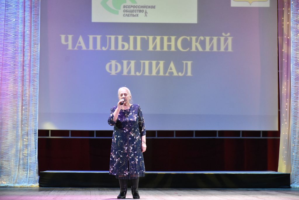 участник фестиваля на сцене