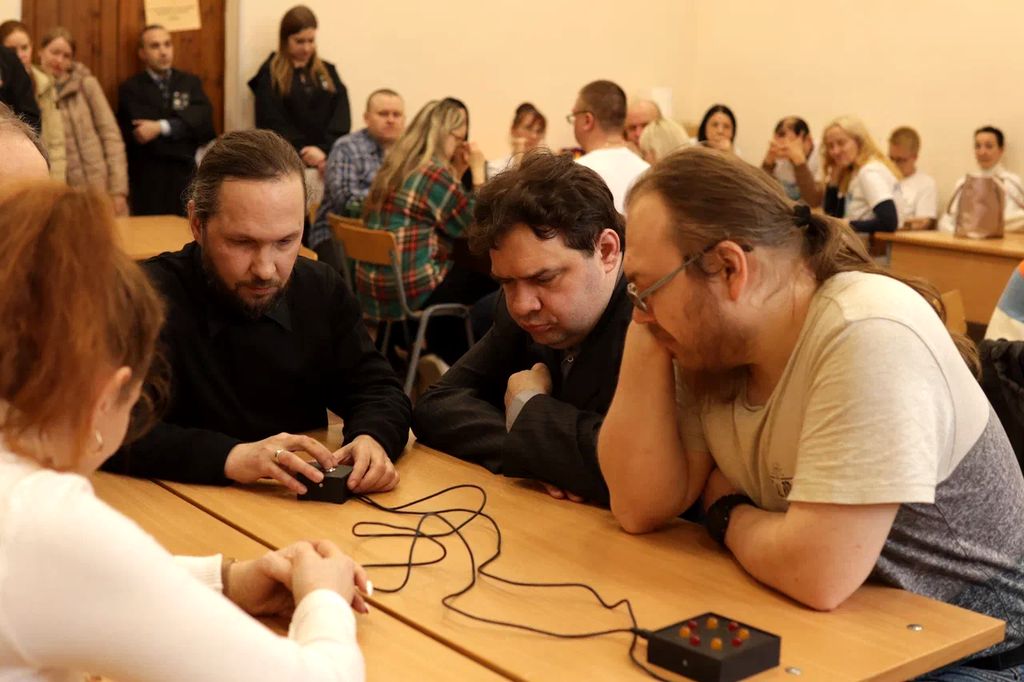 Игроки команда "Парадокс, Санкт-Петербургской РО ВОС играют отборочный бой по игре СБП - Смело, быстро, правильно!"