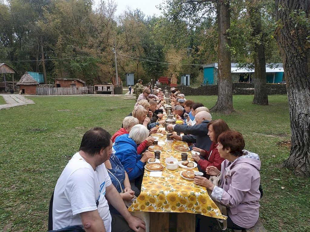 участники экскурсии за столом