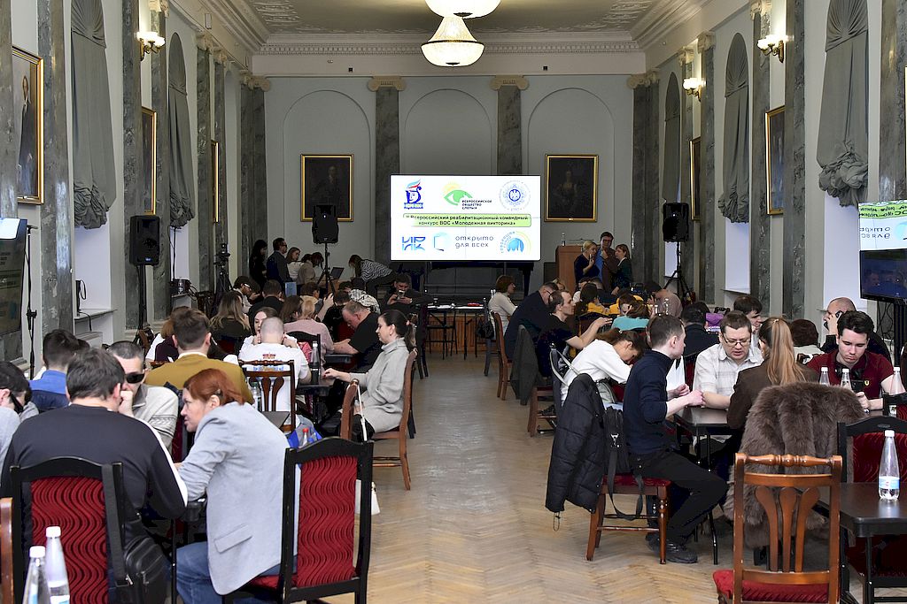 участники конкурса в зале за столами