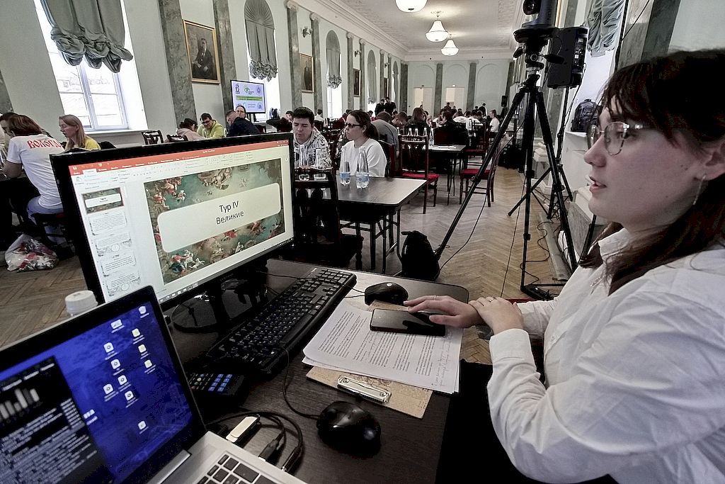 руководитель ИРИК № 1 Мария Побутова за компьютером