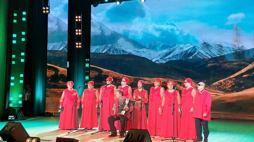 на сцене ансамбль «Златаккорды»