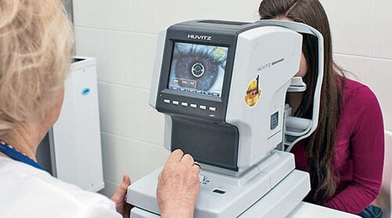 человек на приёме у офтальмолога