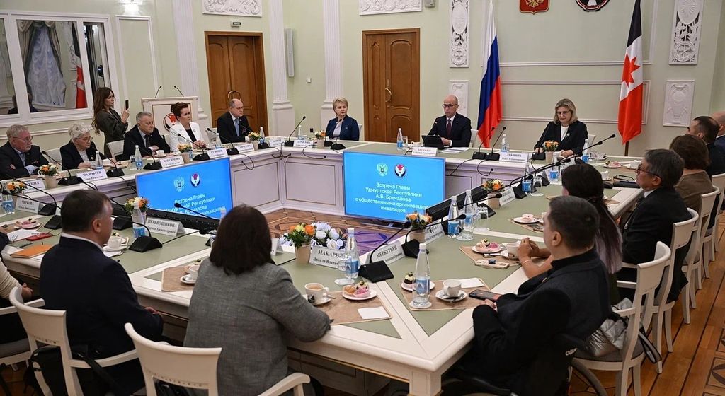 участники встречи за столом