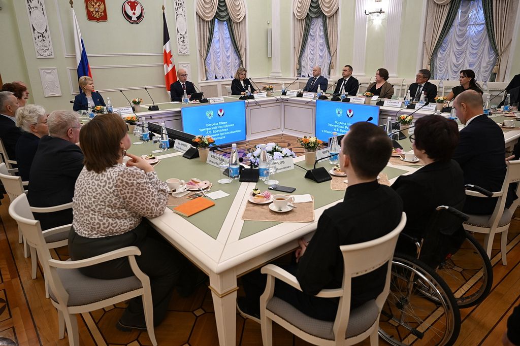 участники встречи за столом